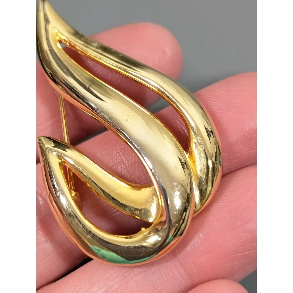 Vintage Gold Tone Swirl Scroll Teardrop Modernist Brooch Pin‎